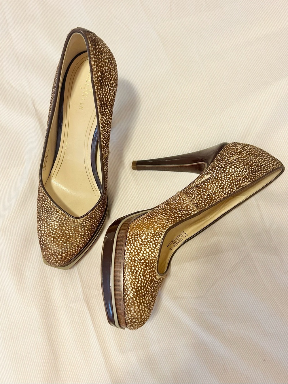 Textured fuzzy fawn print pumps